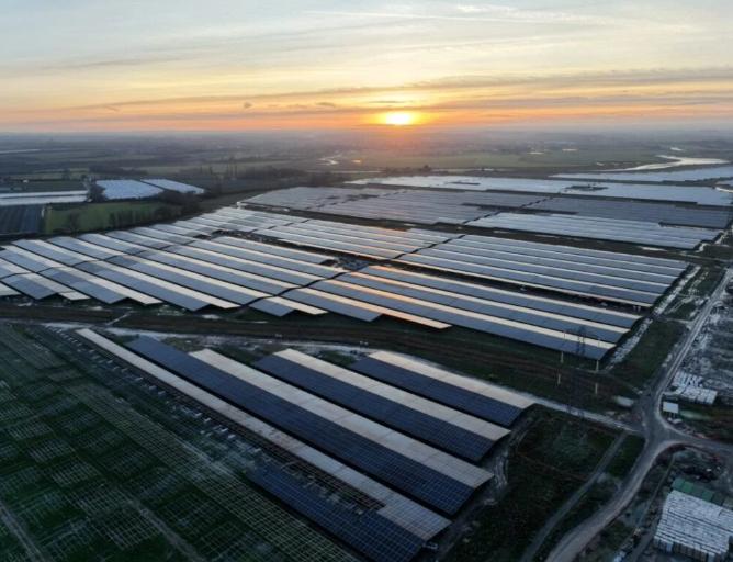 英國最大太陽能園區克利夫山投入運營 配套儲能項目建設中
