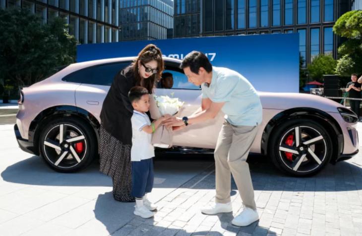 小米YU7今日正式交付，雷軍現身為車主開車門