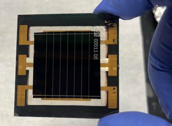 NREL、CubicPV 鈣鈦礦微型太陽(yáng)能組件效率達(dá) 24%