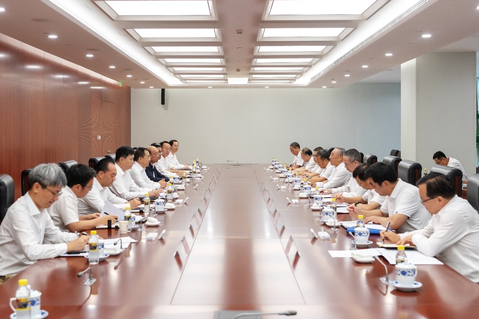 鄒磊會見中國煤炭地質總局黨委書記賈春曲