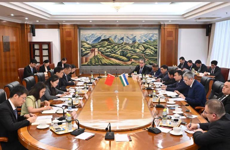 國家發展改革委副主任周海兵會見烏茲別克斯坦副總理霍賈耶夫