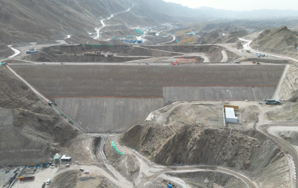 新疆哈密抽水蓄能電站下水庫(kù)大壩完成封頂工程